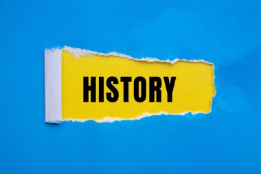 Yırtık kağıt arkaplanda yazılmış geçmiş mesajı. Kavramsal Tarih sembolü. Boşluğu kopyala.