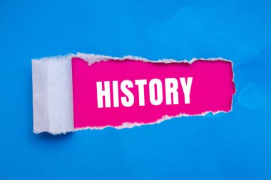 Yırtık kağıt arkaplanda yazılmış geçmiş mesajı. Kavramsal Tarih sembolü. Boşluğu kopyala.