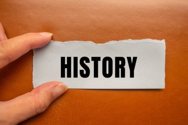 Yırtık kağıt arkaplanda yazılmış geçmiş mesajı. Kavramsal Tarih sembolü. Boşluğu kopyala.