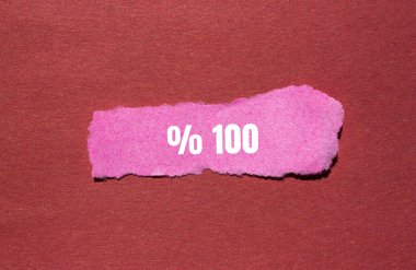 Yırtık kağıt üzerine yazılmış% 100 mesaj. Kavramsal yüzde yüz sembol. Boşluğu kopyala.