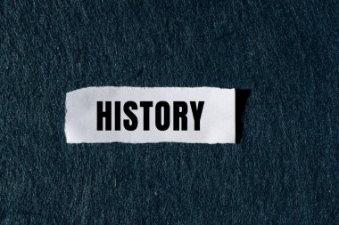 Yırtık kağıt arkaplanda yazılmış geçmiş mesajı. Kavramsal Tarih sembolü. Boşluğu kopyala.