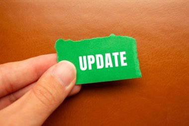 Yırtık kağıt arkaplanda yazılan mesajı güncelle. Kavramsal Güncelleme sembolü. Boşluğu kopyala.