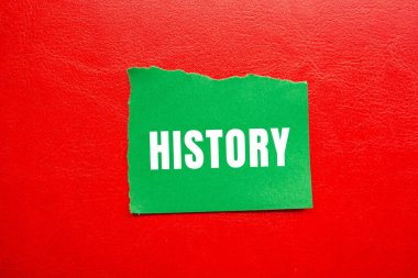 Yırtık kağıt arkaplanda yazılmış geçmiş mesajı. Kavramsal Tarih sembolü. Boşluğu kopyala.