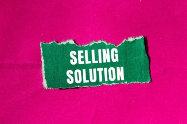 Yırtık kağıt arkaplanda yazılan Çözüm mesajı satılıyor. Kavramsal Satış Çözümü sembolü. Boşluğu kopyala.