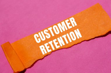 Yırtılan kağıt arkaplanda müşteri alımı mesajı var. Kavramsal Müşteri Saklama Sembolü. Boşluğu kopyala.