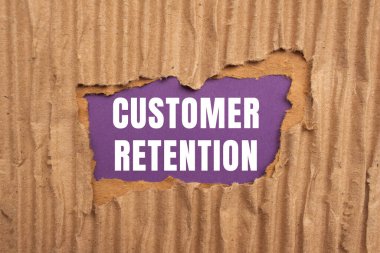 Yırtılan kağıt arkaplanda müşteri alımı mesajı var. Kavramsal Müşteri Saklama Sembolü. Boşluğu kopyala.