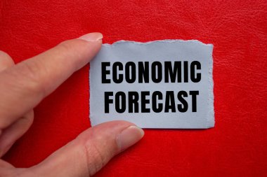 Yırtılan kağıt arkaplanına ekonomik tahmin mesajı yazıldı. Kavramsal Ekonomik Hava Tahminleri sembolü. Boşluğu kopyala.