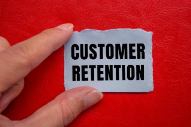 Yırtılan kağıt arkaplanda müşteri alımı mesajı var. Kavramsal Müşteri Saklama Sembolü. Boşluğu kopyala.