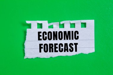 Yırtılan kağıt arkaplanına ekonomik tahmin mesajı yazıldı. Kavramsal Ekonomik Hava Tahminleri sembolü. Boşluğu kopyala.