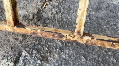 Paslı bir metal parçasını kapat.