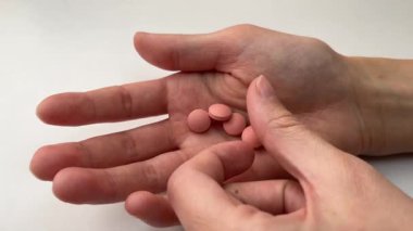 Kadın ellerini haplarla kapat.