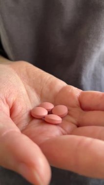 Kadın ellerini haplarla kapat.