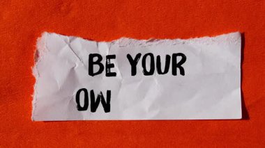 Yırtık kağıt üzerine yazılmış kendi patronun mesajı ol. Kavramsal Kendi kendinin patron sembolü ol.