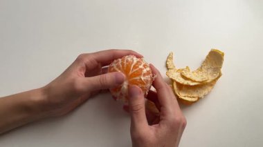 Eller soyulmuş mandalina, üst manzara