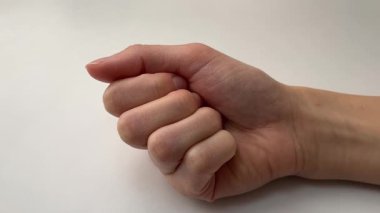 Kadın ellerini haplarla kapat.