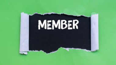 Yırtılan kağıt arkaplanına yazılan mesaj