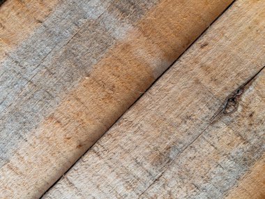 Doku, tahıl çizgileri ve sıcak kahverengi tonlarını gösteren doğal ahşap kalaslara yakın çekim.