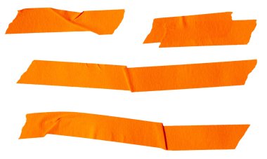 Yırtılmış kağıt yapıştırıcı turuncu maskeleme bandı beyaz arka planda izole edilmiş.