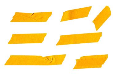 Yırtılmış kağıt yapıştırıcı turuncu maskeleme bandı beyaz arka planda izole edilmiş.