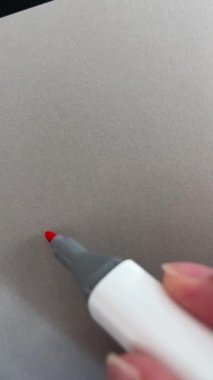 Kağıda kırmızı kalemle çizilmiş bir ok