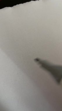 Kırmızı işaretli kalemle kağıda çizilmiş daha parlak bir çember