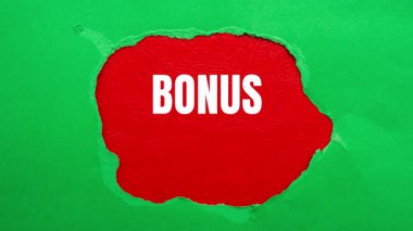 Yırtık kağıt arka planına yazılmış bonus paket iletisi