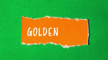 Yırtık kağıt arkaplanına altın kural mesajı yazma