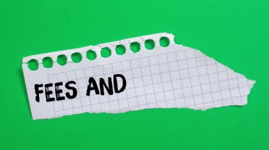 Yırtılan kağıt arkaplanda yazılan ücret ve ücret mesajları