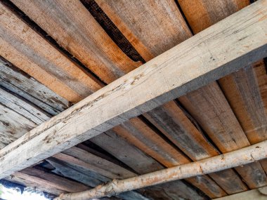 Kırsal kirişli eski ahşap tavan, yıpranmış çatı iç dokusu