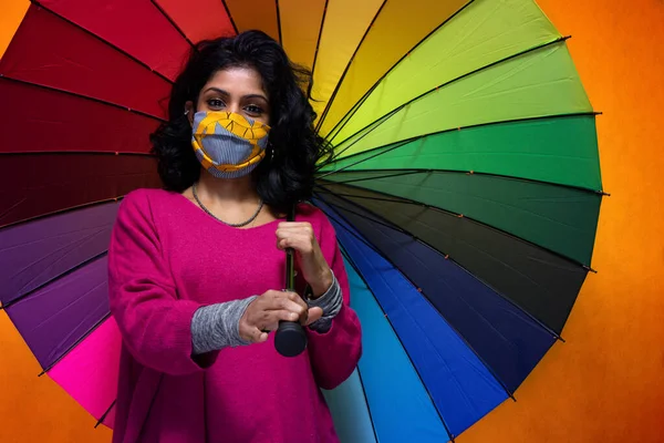 Красивая Молодая Индийская Женщина Позирует Цветным Зонтиком Защитой Маски Covid — стоковое фото