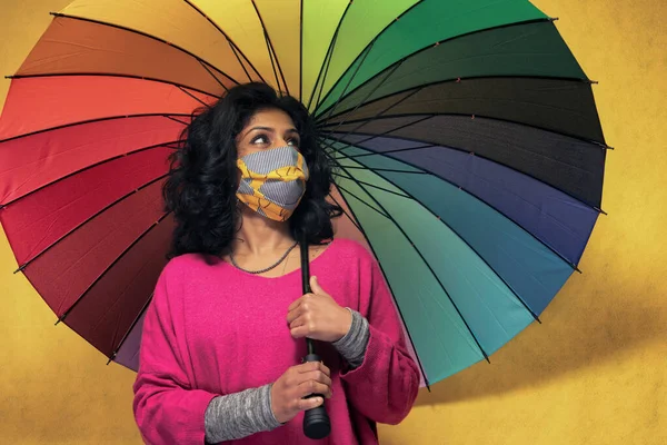 Όμορφη Νεαρή Ινδή Γυναίκα Ποζάρουν Μια Έγχρωμη Ομπρέλα Covid Μάσκα — Φωτογραφία Αρχείου