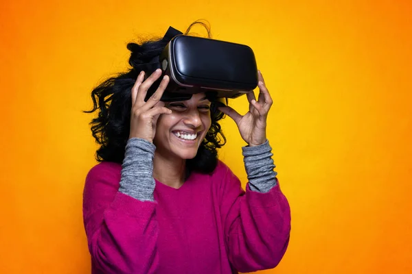 Mooie Jonge Indiase Vrouw Gebruikt Glassess Voor Augmented Reality Pretty — Stockfoto