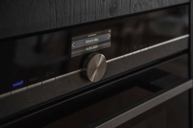 Ekranlı elektronik aygıt