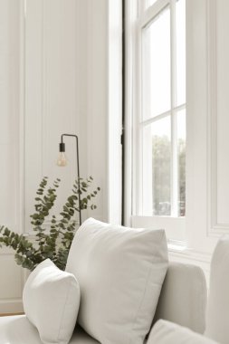 Pencere kenarındaki yastık ve kanepe