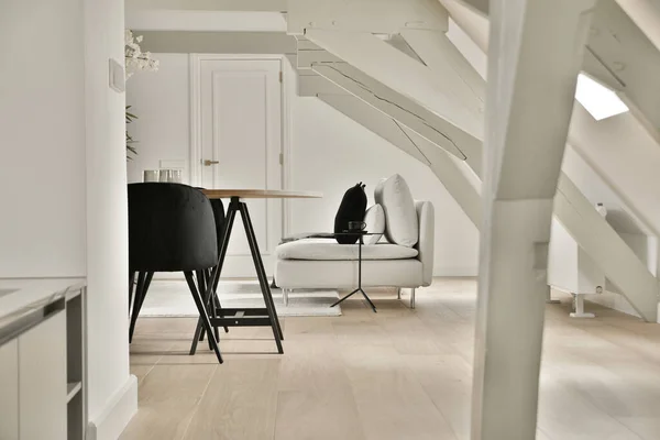 Jasny pokój w minimalistycznym stylu — Zdjęcie stockowe