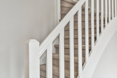 Koridordaki merdivenler.