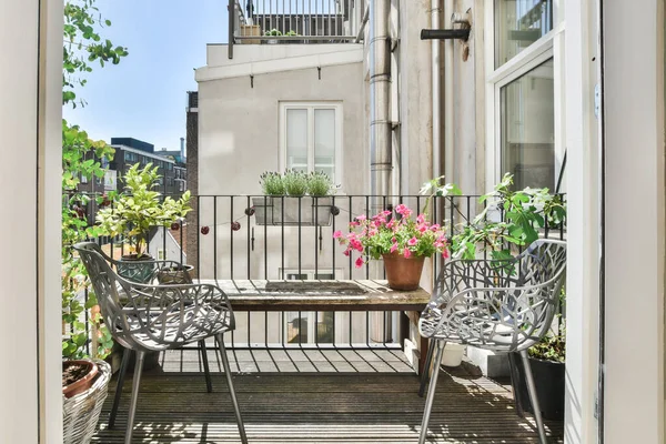 Parlak ve zarif balkon.