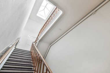 Koridordaki merdivenler.