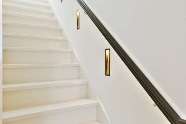 Beyaz yükselen merdivenler