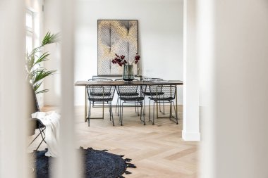 Yemek odasının içinde.