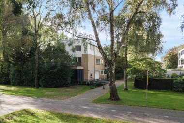 Nehir kenarındaki ev.