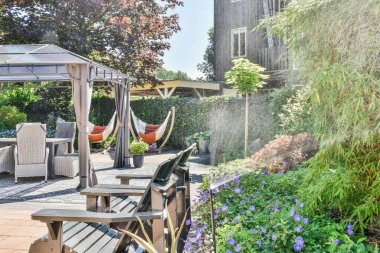 Zarif arka bahçe terası.