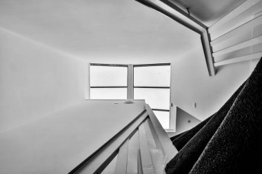 Evde lüks merdiven var.