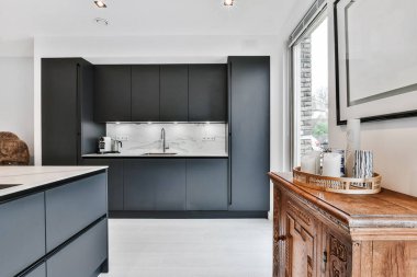 Parlak ve modern mutfak.