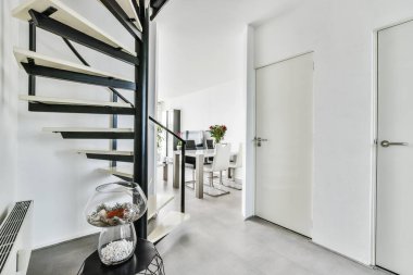 Merdiven holünün içi.