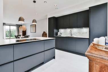 Parlak ve modern mutfak.