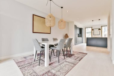 Yemek odasının içinde.