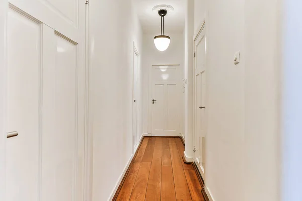 Enger Korridor mit Türen und Lampen — Stockfoto