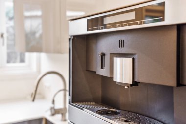 Mutfaktaki buzdolabından musluk suyu iç.