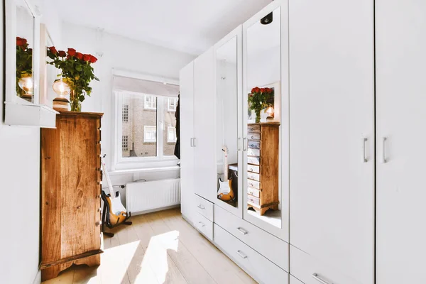 Шкаф в светлой комнате дома — стоковое фото